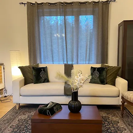 Cozy Independent House With Free Parking And 20 Mins To Center Nyaraló *