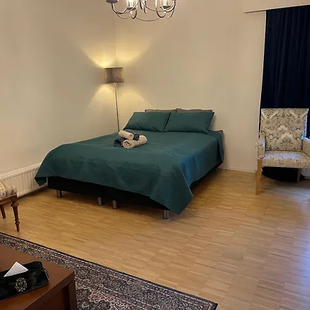 Cozy Independent House With Free Parking And 20 Mins To Center Сasa de vacaciones *