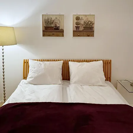 Дом отдыха Cozy Independent House With Free Parking And 20 Mins To Center