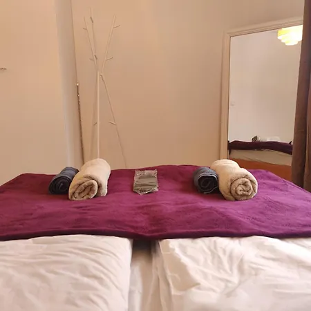 Дом отдыха Cozy Independent House With Free Parking And 20 Mins To Center