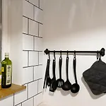 Cozy Independent House With Free Parking And 20 Mins To Center *